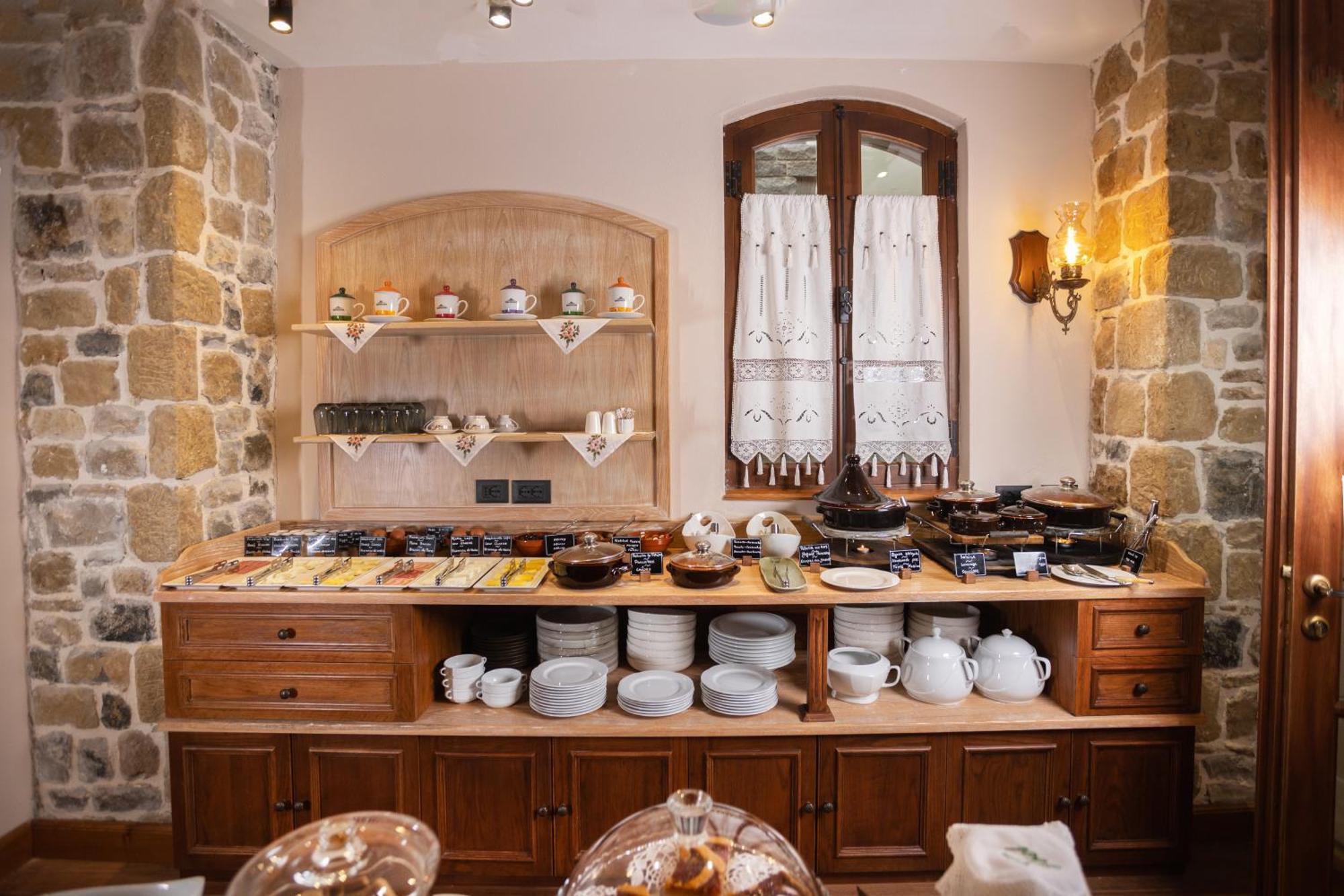 Vila Ebel Hotel Pool & Spa Korça Kültér fotó