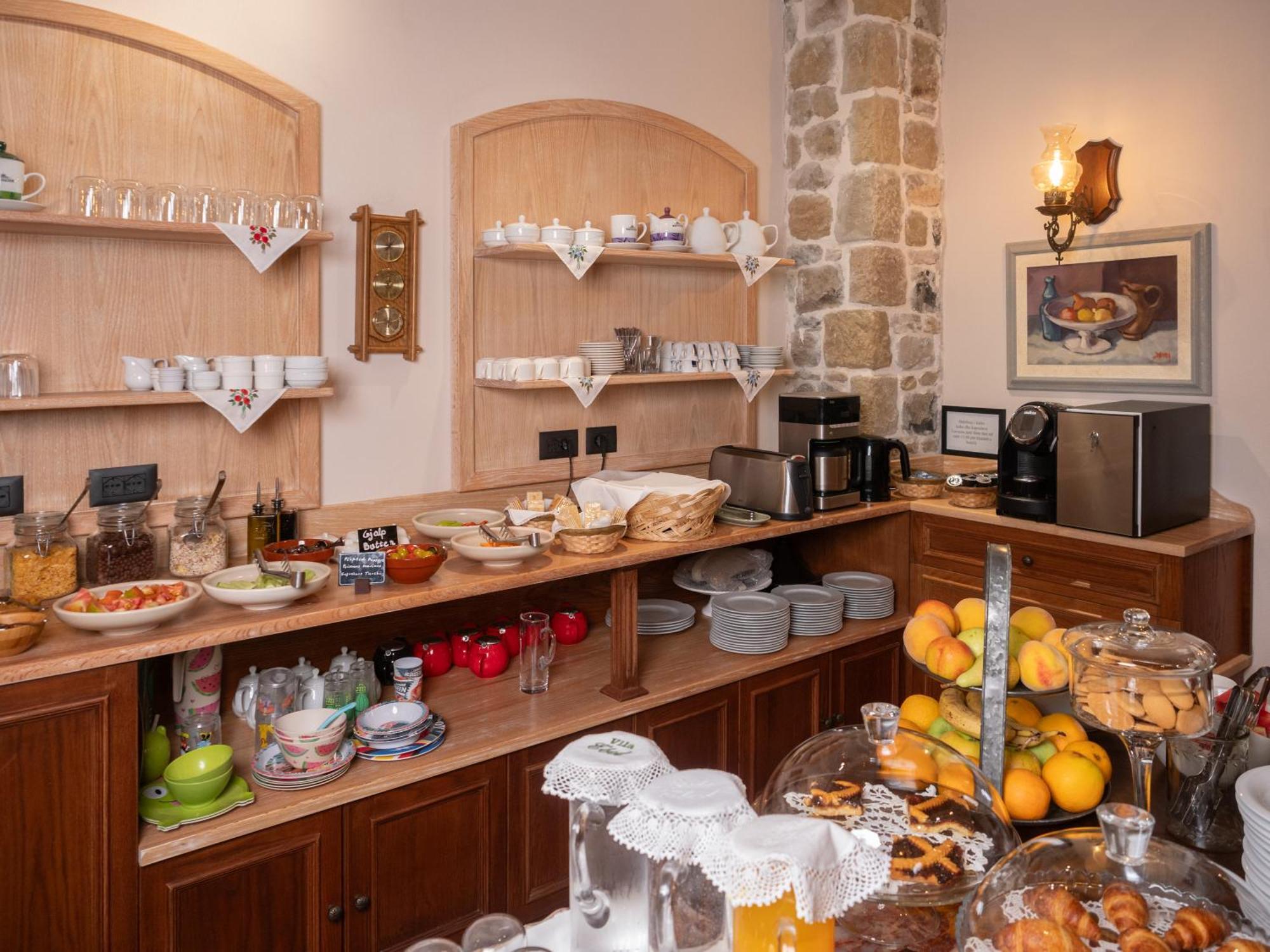 Vila Ebel Hotel Pool & Spa Korça Kültér fotó